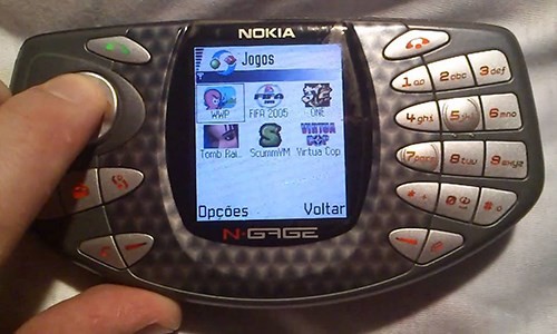  Thiết kế điện thoại Nokia N-Gage nhận được lời khen, tiếng chê nhưng không ai có thể phủ nhận sự khác biệt của sản phẩm này. Mẫu điện thoại của nhà sản xuất Phần Lan thiết kế hướng đến nhu cầu chơi game trên di động, đột phá so với các sản phẩm cùng thời.